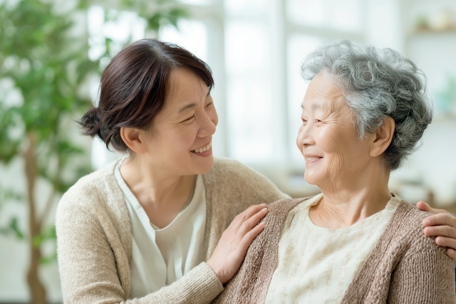 自分の母親を介護している中年女性