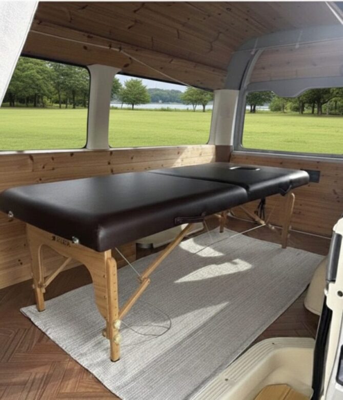 SoRaサロンカーの内装(施術ベッドと落ち着いた照明の車内サロン)